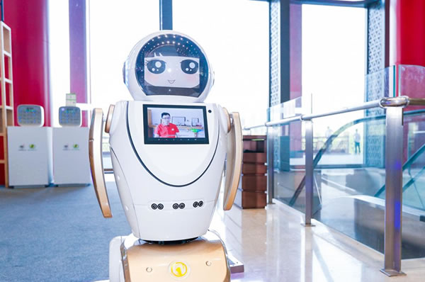 迎宾接待智能机器人在大厅