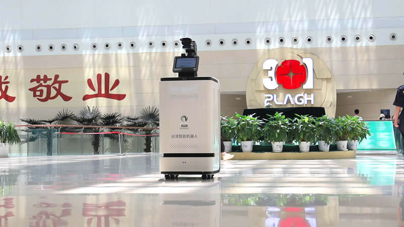 测温消毒机器人在301大厅巡视