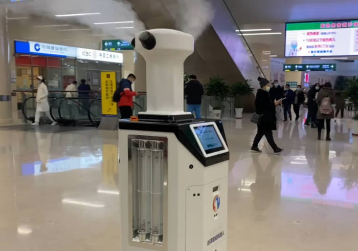 室内雾化消毒机器人在医院消毒场景图